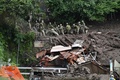 静岡県熱海市の土石流発生現場で捜索活動に当たる自衛隊（2021年7月5日撮影）。(c)Charly TRIBALLEAU / AFP 