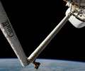 スペースシャトル計画において初めて宇宙空間でテストされたロボットアーム「カナダアーム」。米航空宇宙局（NASA）提供（1981年11月撮影、資料写真）。(c)AFP PHOTO / NASA