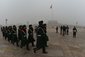 北京（Beijing）市内は30日もスモッグが垂れ込める1日となった。北京市当局は同日、スモッグへの緊急対策を実施するとともに、住民に屋内にとどまるよう呼びかけた。

写真は天安門広場（Tiananmen Square）を行進する武装警察官（2013年1月30日撮影）。(c)AFP/Mark RALSTON