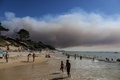 フランス南西部の浜辺から見える山火事の煙（2022年6月13日撮影）。(c)Thibaud MORITZ / AFP