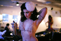 英ロンドン（London）で26日、恒例のロンドン・バーレスク・フェスティバル（London Burlesque Festival）が始まった。

バーレスクは、19世紀に発展したコメディーとお色気、ミュージカルを融合させたエンターテインメントショー。ロンドンのショーには、世界各国からダンサーやパフォーマーが集まる。

写真は、楽屋でオープニングショーに備えるダンサー（2011年4月26日撮影）。(c)AFP/CARL DE SOUZA