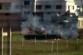 シリア中部ホムス（Homs）地区のラスタン（Rastan）で砲撃を行う、シリア政府軍のものとされる戦車。動画サイト・ユーチューブ（YouTube）に投稿された動画より（動画投稿日2012年2月4日、同日取得）。(c)AFP/YOUTUBE