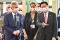 台湾・桃園の空港で、チェコのミロシュ・ビストルチル上院議長（左）を迎える台湾の呉釗燮外交部長（右、2020年8月30日撮影）。(c)Sam Yeh / AFP