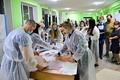 ロシア下院選の初日、極東ウラジオストクで投票用紙を集計する選挙管理委員（2021年9月17日撮影）。(c)Pavel KOROLYOV / AFP