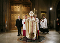 ニューヨーク（New York）の聖パトリック大聖堂（Saint Patrick&apos;s Cathedral）で、祝福を与えるローマ法王ベネディクト16世（Pope Benedict XVI、2008年4月19日撮影）。(c)AFP/SHANNON STAPLETON