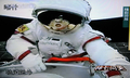 中国中央テレビ（CCTV）が放送した、有人宇宙船「神舟7号（Shenzhou VII）」に搭乗し中国初の船外活動を実施中のタク志剛（タクは「羽」の下におおとり、Zhai Zhigang）飛行士（2008年9月27日撮影）。(c)AFP/CCTV