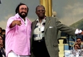 1999年5月31日、ボローニャ（Bologna）で開催されたコンサート「パバロッティと仲間たち（Pavarotti and Friends）」で、B.B.キング（B.B. King、右）とともにステージに立つルチアーノ・パバロッティ（Luciano Pavarotti、左）。(c)AFP