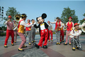 上海ディズニーランドにて開かれたミッキーマウスの誕生パーティー。たくさんのファンが誕生日を祝った（2016年11月18日撮影）。(c)CNS/湯彦俊