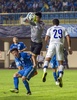 サッカーAFCチャンピオンズリーググループF第5節、広州富力対ガンバ大阪。ボールを捕る広州富力のリュウ・ディエンズオ（2015年4月22日撮影）。(c)AFP