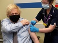 新型コロナウイルスのワクチン接種を受けるボリス・ジョンソン英首相（2021年3月19日撮影、肩書は当時）。(c)Frank Augstein / POOL / AFP
