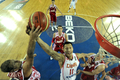 FIBAバスケットボール世界選手権・1次リーグ、ロシア対中国。中国・易建聯（イー・ジェンリェン、Yi Jianlian）選手（中央）のリバウンドを奪うロシアのセルゲイ・モニア（Sergey Monya）選手（左、2010年9月1日撮影）。(c)AFP/Aris Messinis