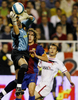 写真は、ボールをセーブするバルセロナのGKビクトル・バルデス（%%Victor Valdes%%、左）。(c)AFP/JOSE LUIS ROCA