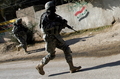2008年1月16日、イラク・バグダッド（Baghdad）で、武装組織の容疑者の捜索を行うため住宅を急襲する米軍兵士。(c)AFP/JEWEL SAMAD