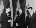 米ワシントンDC（Washington, DC）、ホワイトハウス（White House）の大統領執務室で会話するジョン・F・ケネディ（John F. Kennedy）大統領（左）、J・エドガー・フーバー（J.Edgar Hoover）FBI長官、ロバート・F・ケネディ（Robert F. Kennedy）司法長官（右）（肩書きは当時、1961年2月23日撮影、国立公文書館提供）。(c)AFP/National Archives