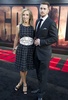 米ハリウッド（Hollywood）で開催の映画『GODZILLA』のプレミア上映会に出席した主演のアーロン・テイラー・ジョンソン（Aaron Taylor-Johnson、右）と妻のサム・テイラー・ジョンソン（Sam Taylor-Johnson、2014年5月8日撮影）。(c)AFP/ROBYN BECK