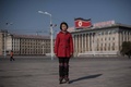 北朝鮮の首都平壌にある金日成広場でインラインスケートの練習をする学生。(c)AFP/Ed Jones 
