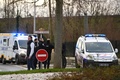 仏パリ南郊のビルジュイフで、男が通行人を刺した後に警官に射殺された事件を受け、現場の公園に出動した警官（2020年1月3日撮影）。(c)CHRISTOPHE ARCHAMBAULT / AFP