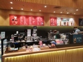 安徽省合肥市にあるスターバックスで、コーヒーを入れる従業員（2021年1月19日撮影）。(c)Xinhua News