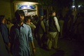 アフガニスタン西部ヘラートで、モスクでの爆発事件の後、路上に立つ人々（2017年8月1日撮影）。(c)AFP/Hoshang Hashimi