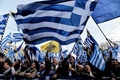 ギリシャ首都アテネのシンタグマ広場で、マケドニアの国名問題で政府の妥協に反対する抗議集会に参加した人々（2018年2月4日撮影）。(c)AFP PHOTO / VALERIE GACHE