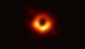 イベント・ホライズン・テレスコープ（EHT）が公開した、史上初めて撮影されたブラックホールの画像。欧州南天天文台（ESO）提供（2019年4月10日公開）。(c)AFP PHOTO / EUROPEAN SOUTHERN OBSERVATORY