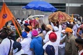 インドの首都にあるデリー国際空港で、アフガニスタンから退避してきたシーク教徒が持ち帰った同教の聖典「グル・グラント・サーヒブ」を運ぶ男性（2021年8月24日撮影）。(c)Money SHARMA / AFP