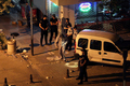 トルコ・イスタンブール（Istanbul）で、連続爆発事件の現場を検証する捜査員ら（2008年7月27日撮影）。(c)AFP