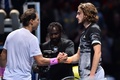 男子テニス、ATPワールドツアー・ファイナルズ6日目。試合後にステファノス・チチパス（右）と握手を交わすラファエル・ナダル（2019年11月15日撮影）。(c)Glyn KIRK / AFP
