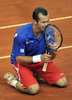 男子テニス国別対抗戦、デビスカップ（%%2009 Davis Cup%%）ワールドグループ準決勝、クロアチア対チェコ。初日はシングルス2試合が行われ、チェコが2連勝を飾り準決勝進出に王手をかけた。

　チェコは第1試合でラデク・ステパネク（%%Radek Stepanek%%）がイヴォ・カルロビッチ（%%Ivo Karlovic%%）に6-7、7-6、7-6、6-7、16-14で勝利し、第2試合ではトマス・ベルディハ（%%Tomas Berdych%%）がマリン・チリッチ（%%Marin Cilic%%）を6-3、6-3、3-6、4-6、6-3で下した。写真は勝利に歓喜するラデク・ステパネク。（2009年9月18日撮影）(c)AFP/HRVOJE POLAN