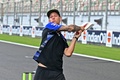 ロードレース世界選手権、第13戦インドGPを控え、会場のサーキットでクリケットをするモンスターエナジー・ヤマハのファビオ・クアルタラロ（2023年9月21日撮影）。(c)Money SHARMA / AFP