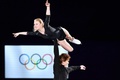 平昌冬季五輪、フィギュアスケートのエキシビションに臨むエフゲニア・タラソワ/ウラジーミル・モロゾフ組（2018年2月25日撮影）。(c)AFP/Mladen ANTONOV