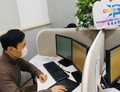 市民サービスホットライン「12345」を通じて、多言語による感染関連情報サービスを提供する上海市人民政府外事弁公室の青年ボランティア（2020年2月1日撮影）。(c)Xinhua News