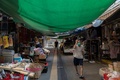 香港にある市場で、新型コロナウイルス対策のためマスクを着けた人（2020年8月23日撮影、資料写真）。(c)May JAMES / May James / AFP
