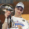 写真は、ヴィンス・ロンバルディ・トロフィー（%%Vince Lombardi Trophy%%）を掲げるマニング。(c)AFP/JEFF HAYNES