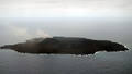 噴煙をあげる小笠原諸島・西之島。海上保安庁撮影、提供（2015年4月27日撮影）。(c)AFP/JAPAN COAST GUARD
