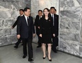 朝鮮半島の南北軍事境界線上にある板門店で、韓国の鄭義溶国家安保室長（中央左）と面会する北朝鮮の金与正朝鮮労働党第1副部長（中央右）。韓国統一省提供（2019年6月12日公開）。(c)AFP PHOTO / South Korean Unification Ministry