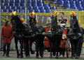 元フランス代表でASローマ（%%AS Roma%%）などで活躍したヴァンサン・カンデラ（%%Vincent Candela%%）氏の引退記念試合（ASローマ2001対フランス1998）が5日、ローマ（Rome）のスタディオ・オリンピコ（Stadio Olimpico）で行われた。写真は古代ローマ時代風の馬車に乗ってピッチに登場したASローマ2001のフランチェスコ・トッティ（%%Francesco Totti%%）。（2009年6月5日撮影）(c)AFP/FILIPPO MONTEFORTE