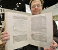 2008年3月12日、都内で開催中の「2008年国際稀覯本フェア（Tokyo International Antique Bookfair）」で販売されている、天文学者コペルニクス（Nicolaus Copernicus）の1543年の初版本「天球の回転について（De Revolutionibus Orbium Coelestium, Libri VI）」。(c)AFP/Yoshikazu TSUNO