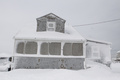 暴風雪に見舞われた米マサチューセッツ州ボストン近郊シチュエートの民家（2015年2月15日撮影）。(c)AFP/Getty Images/Scott Eisen
