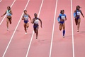第17回世界陸上ドーハ大会、女子200メートル決勝に臨む英国のディナ・アッシャースミス（中央、2019年10月2日撮影）。(c)Giuseppe CACACE / AFP