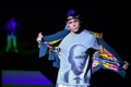 ロシア・サンクトペテルブルクで行われたファッションショーで、アレクセイ・セルギエンコ氏によるウラジーミル・プーチン大統領をモチーフにした絵をあしらった服を披露するモデル（2023年11月30日撮影）。(c)Olga MALTSEVA / AFP