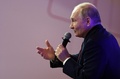 ロシア・モスクワ州で、兵士らと面会するウラジーミル・プーチン大統領。スプートニク配信（2024年6月14日撮影）。(c)Alexander KAZAKOV / POOL / AFP