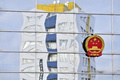 独ベルリンの中国大使館の正面に映った建物（2020年1月15日撮影）。(c)John MACDOUGALL / AFP
