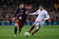 15-16スペイン1部リーグ第26節、FCバルセロナ対セビージャFC。セビージャFCのセバスティアン・クリストフォロ（右）とボールを競るFCバルセロナのリオネル・メッシ（2016年2月28日撮影）。(c)AFP/JOSEP LAGO