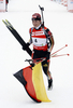ドイツ国旗を手に優勝を喜ぶマグダレナ・ノイナー。(c)AFP/DDP/JENS-ULRICH KOCH