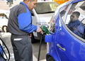2008年4月1日、ガソリンの暫定税率が失効した翌日の東京のガソリンスタンド。(c)AFP/Yoshikazu TSUNO