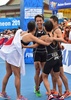 第17回アジア競技大会（17th Asian Games、Asiad）トライアスロンの混合リレーを制し、チームメートと喜ぶ細田雄一（Yuichi Hosoda、2014年9月26日撮影）。(c)AFP/JUNG YEON-JE