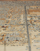 シリア国境から約8キロのヨルダン領内にあるザータリ難民キャンプ（Camp Zaatari）の空撮写真。

1年前に開設されたザータリ難民キャンプには、よりどころを無くした11万5000人のシリア難民が暮らしている。商才に長けた難民たちは、キャンプの電気網を「拝借」してキャンプ内のわずかな舗装道路に立ち並ぶ約3000軒の店舗や、580軒の料理店や屋台に電気を引いており、国連難民高等弁務官事務所（UNHCR）に届く電気代は毎月50万ドル（約5000万円）に上る（2013年7月18日撮影）。(c)AFP/MANDEL NGAN