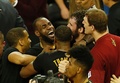 15-16NBAファイナル第7戦、ゴールデンステイト・ウォリアーズ対クリーブランド・キャバリアーズ。優勝を飾り、チームメート喜ぶクリーブランド・キャバリアーズのレブロン・ジェームズ（左、2016年6月19日撮影）。(c)AFP/Beck Diefenbach