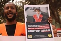 パレスチナ自治区ヨルダン川西岸ヘブロンで行われた抗議デモで、イスラエル製品の不買を訴えるパレスチナ人参加者（2023年10月28日撮影）。(c)HAZEM BADER / AFP